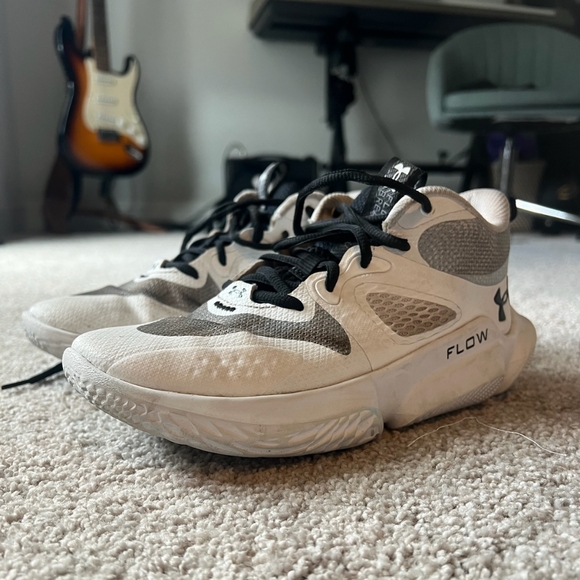 Under armor flow, basketball shoes - Picture 2 of 3